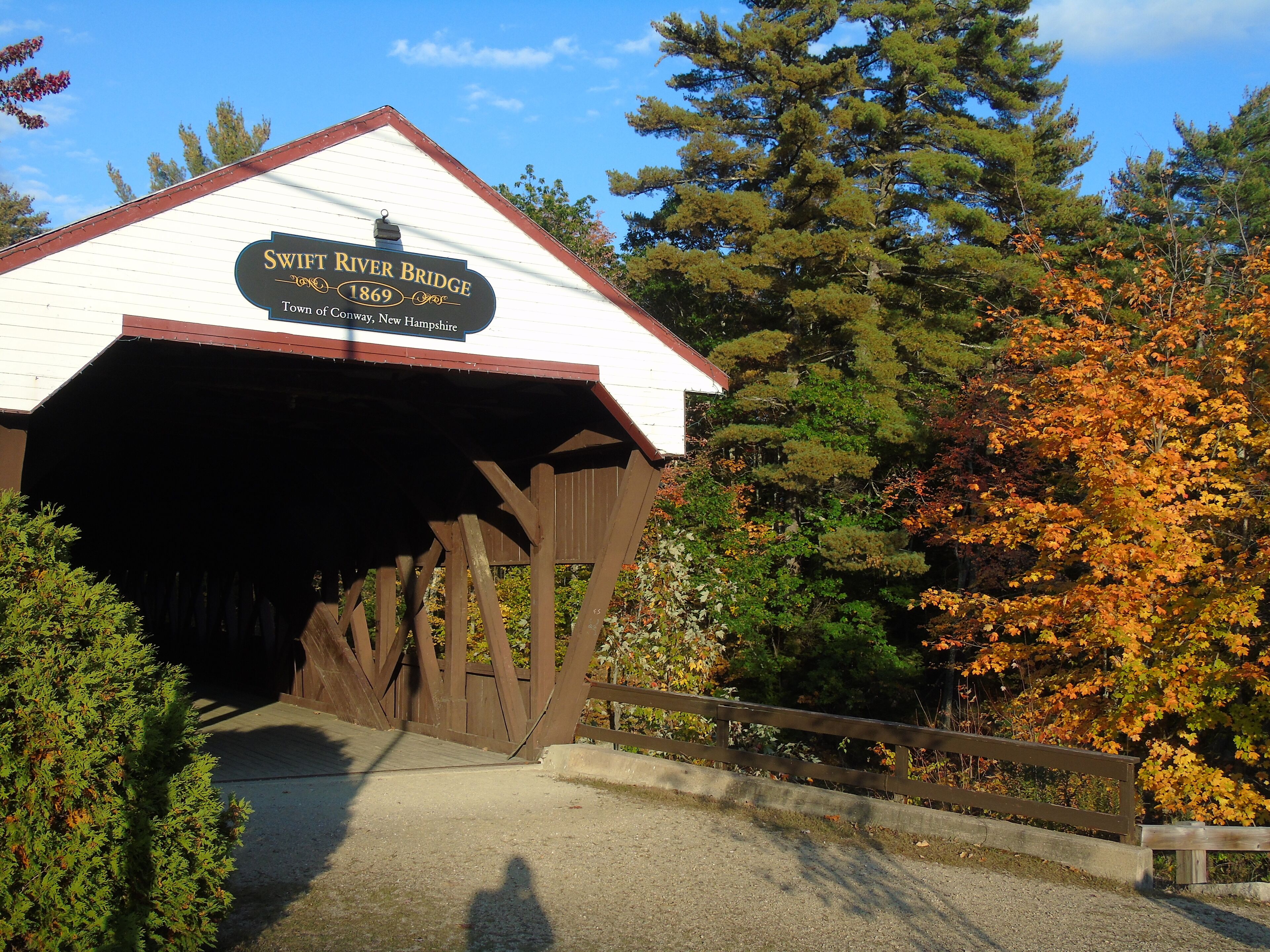 Un pont couvert sur lequel on peut lire l’inscription suivante : « Pont de la rivière Swift, 1869, ville de Conway, New Hampshire. »