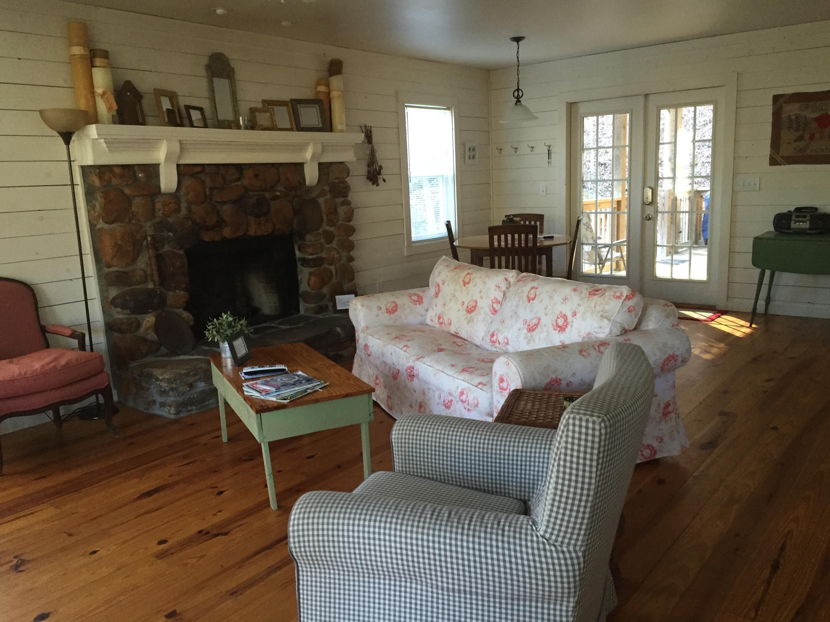 Wonderful  home on  river w hot tub, tubes, kayaks slide into river gt. fishing 