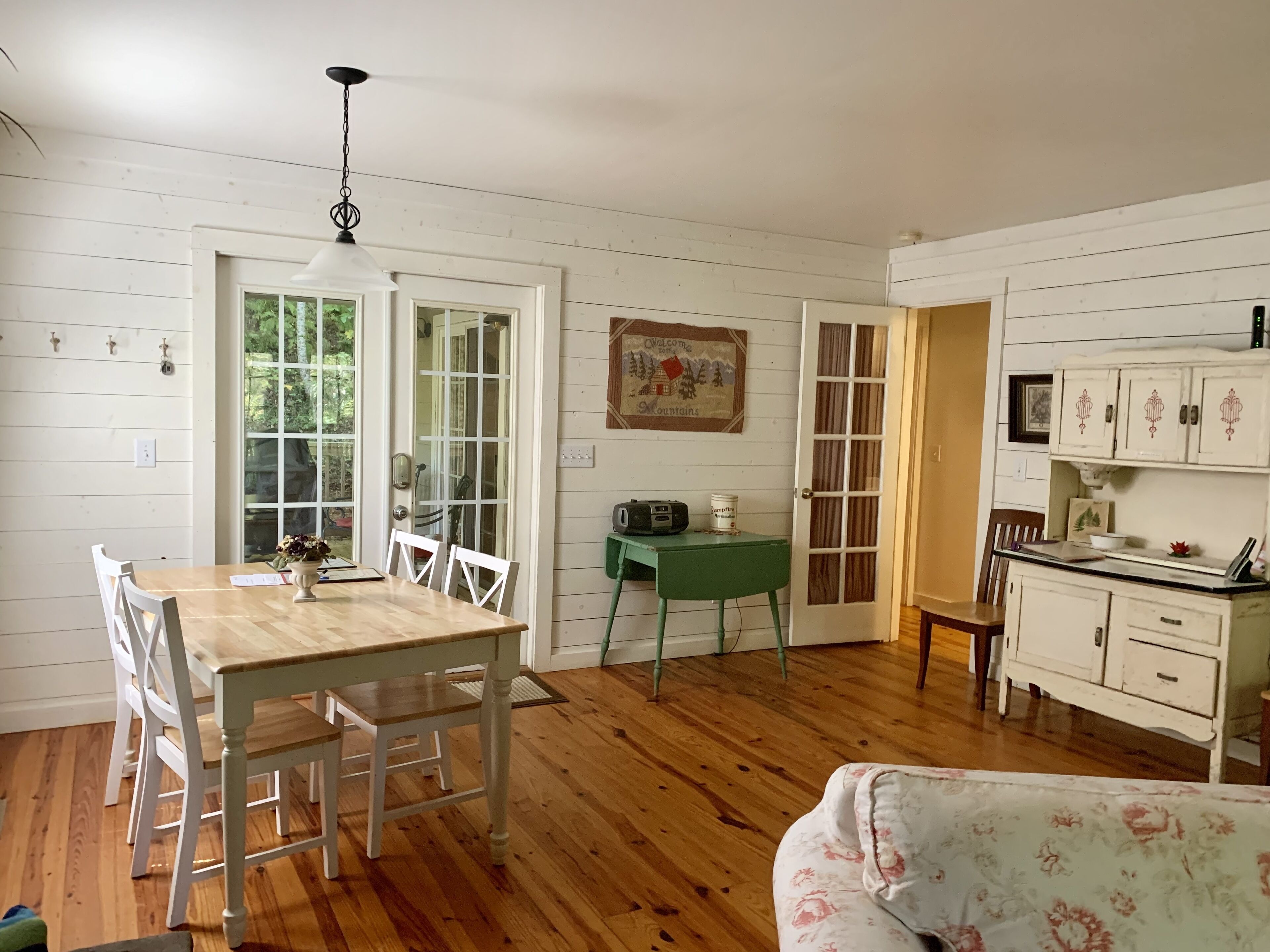 Wonderful  home on  river w hot tub, tubes, kayaks slide into river gt. fishing 