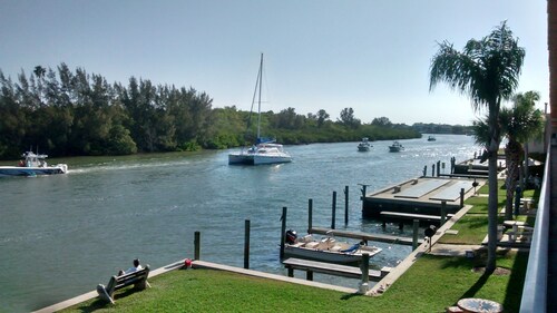  Cozy, Waterfront Studio Getaway