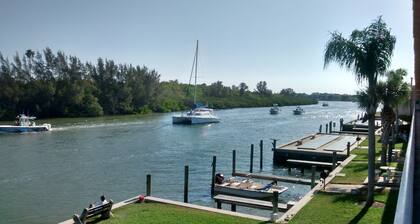 Cozy, Waterfront Studio Getaway