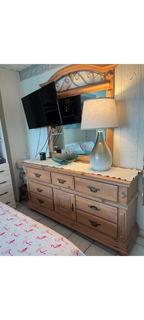 1 bedroom, iron/ironing board, WiFi (free), bed sheets -  Cozy, Waterfront Studio Getaway (Indian Shores)