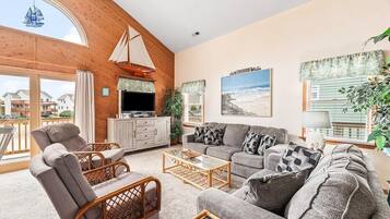 Een televisie en een stereo