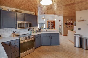 Fridge, microwave, oven, stovetop - Private Peninsula With 3,000 Feet Of Lakeshore In The Heart Of Lake Country! (Baxter)