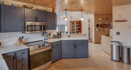 Privat Halbinsel mit 3.000 Feet Seeufer im Herzen von Lake Country!
