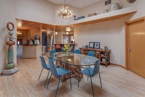 Dining - Private Peninsula With 3,000 Feet Of Lakeshore In The Heart Of Lake Country! (Baxter)