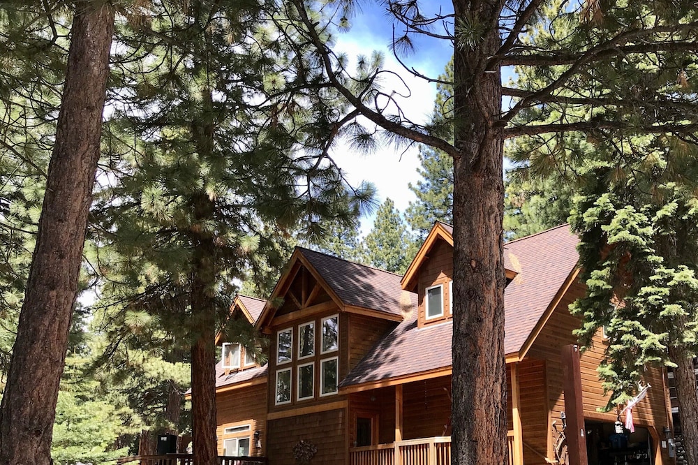 Charming cabin centrally located close to speedboat beach, Kings Beach & skiing