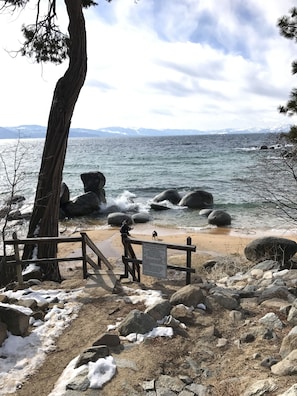 Plage à proximité, chaises longues, serviettes de plage