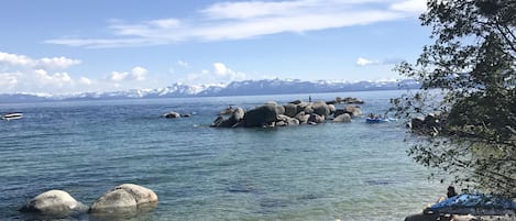 Beach nearby, sun-loungers, beach towels