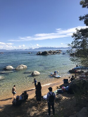 Beach nearby, sun loungers, beach towels - Charming cabin centrally located close to speedboat beach, Kings Beach & skiing (Kings beach)