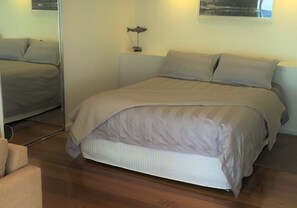 2 bedrooms, iron/ironing board, travel cot, free WiFi - Seventeen Steps To The Beach (Boat Harbour Beach)