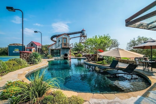 Red Sands Ranch River Resort - Private Pool, Tennis, Gym, 4-Story Water Slide!