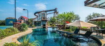 Red Sands Ranch River Resort - Private Pool, Tennis, Gym, 4-Story Water Slide!