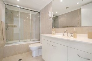 Shower, hair dryer, towels, shampoo - 24B Peninsula Stylish Apt with Beach Views Surfers (Surfers Paradise)