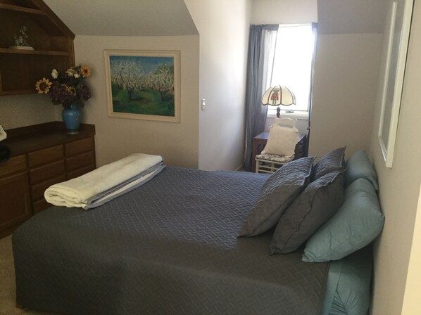 1 chambre, fer et planche à repasser, lit de bébé portatif