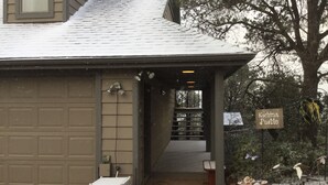 Un bâtiment doté d’une porte de garage, d’une entrée abritée et d’une enseigne indiquant « Kachina Pueblo ».