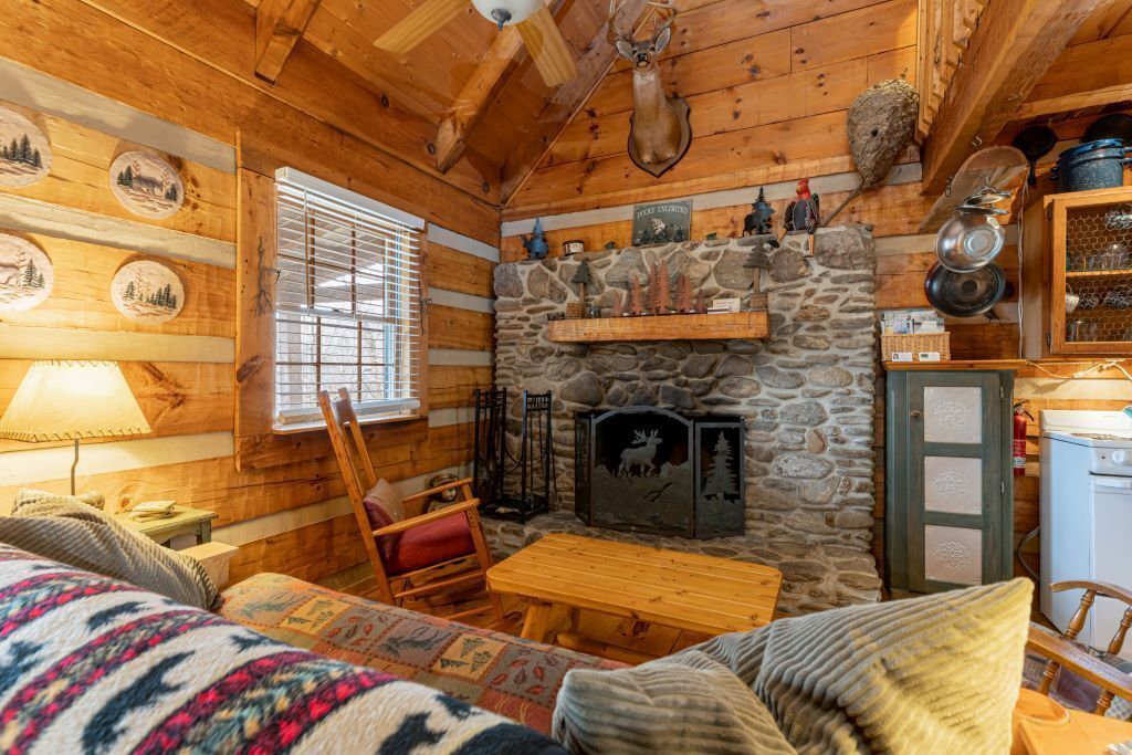 Quintessential Private Log Cabin with Brand New Hot Tub 