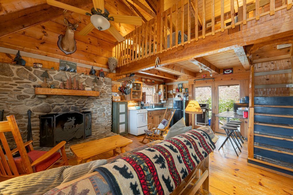 Quintessential Private Log Cabin with Brand New Hot Tub 