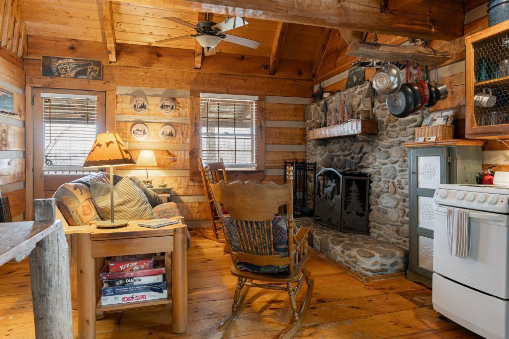 Quintessential Private Log Cabin with Brand New Hot Tub 