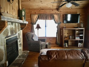 Smart TV, fireplace, DVD player, video library - Secluded and Romantic Cabin ~ 35 Private Secluded Acres ~ Jacuzzi Tub!  (Monterey)