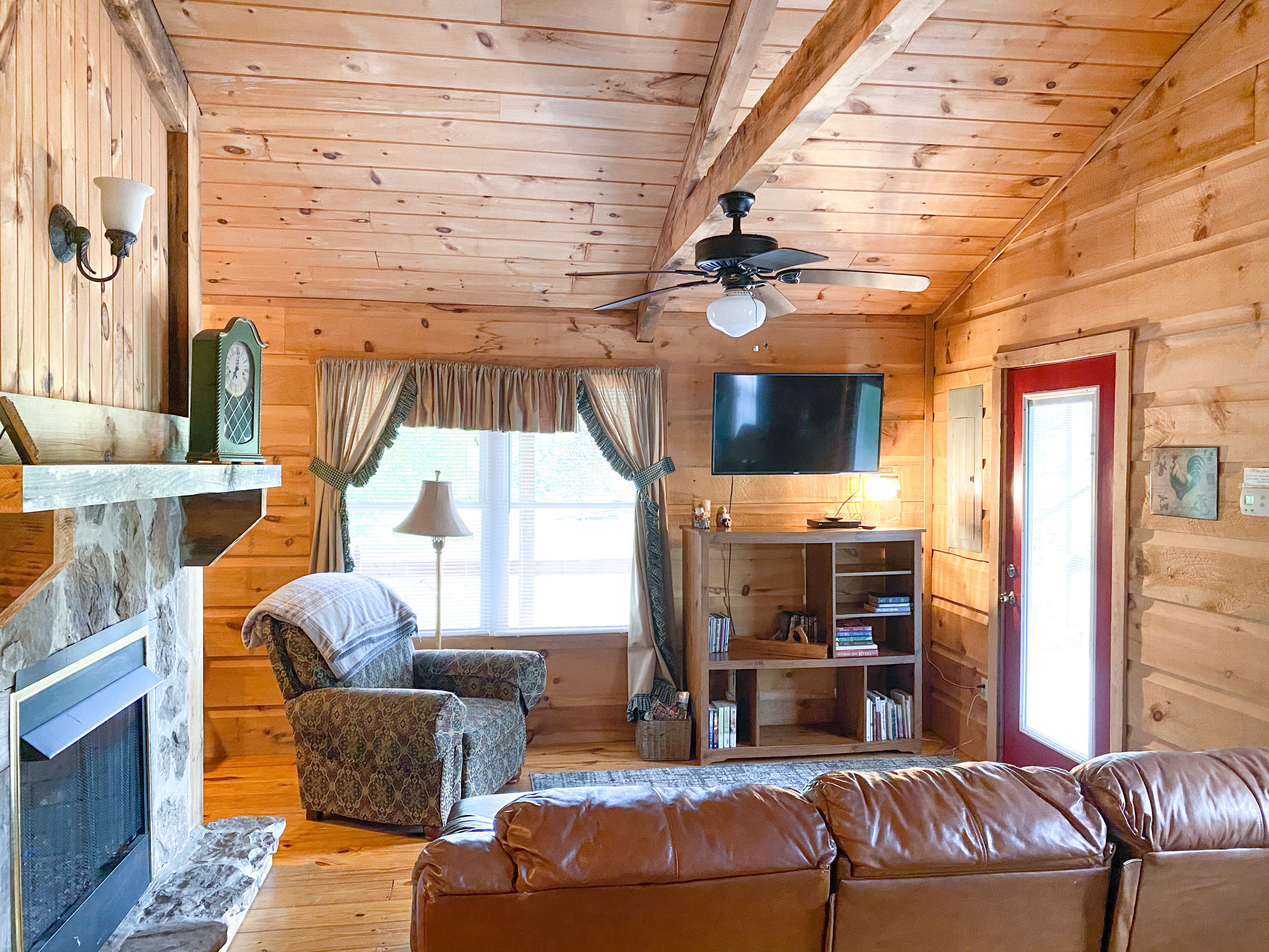 Secluded and Romantic Cabin ~ 35 Private Secluded Acres ~ Jacuzzi Tub! 