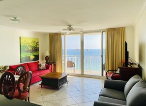 Smart TV, lettore DVD, tavolo da ping pong