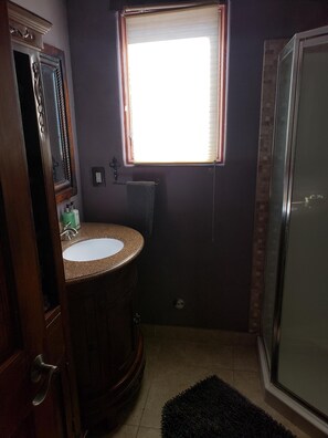 シャワー、ヘアドライヤー、タオル、シャンプー