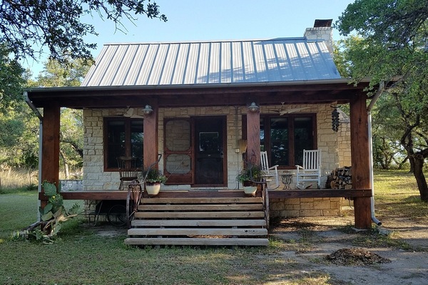 Peaceful Hill Country Setting on Lake Travis.