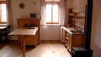 Microwave, dishwasher, coffee/tea maker, cookware/dishes/utensils