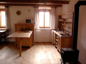 Micro-ondes, lave-vaisselle, cafetière/bouilloire