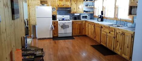 ثلاجة، ميكروويف، فرن، موقد طهي مسطح