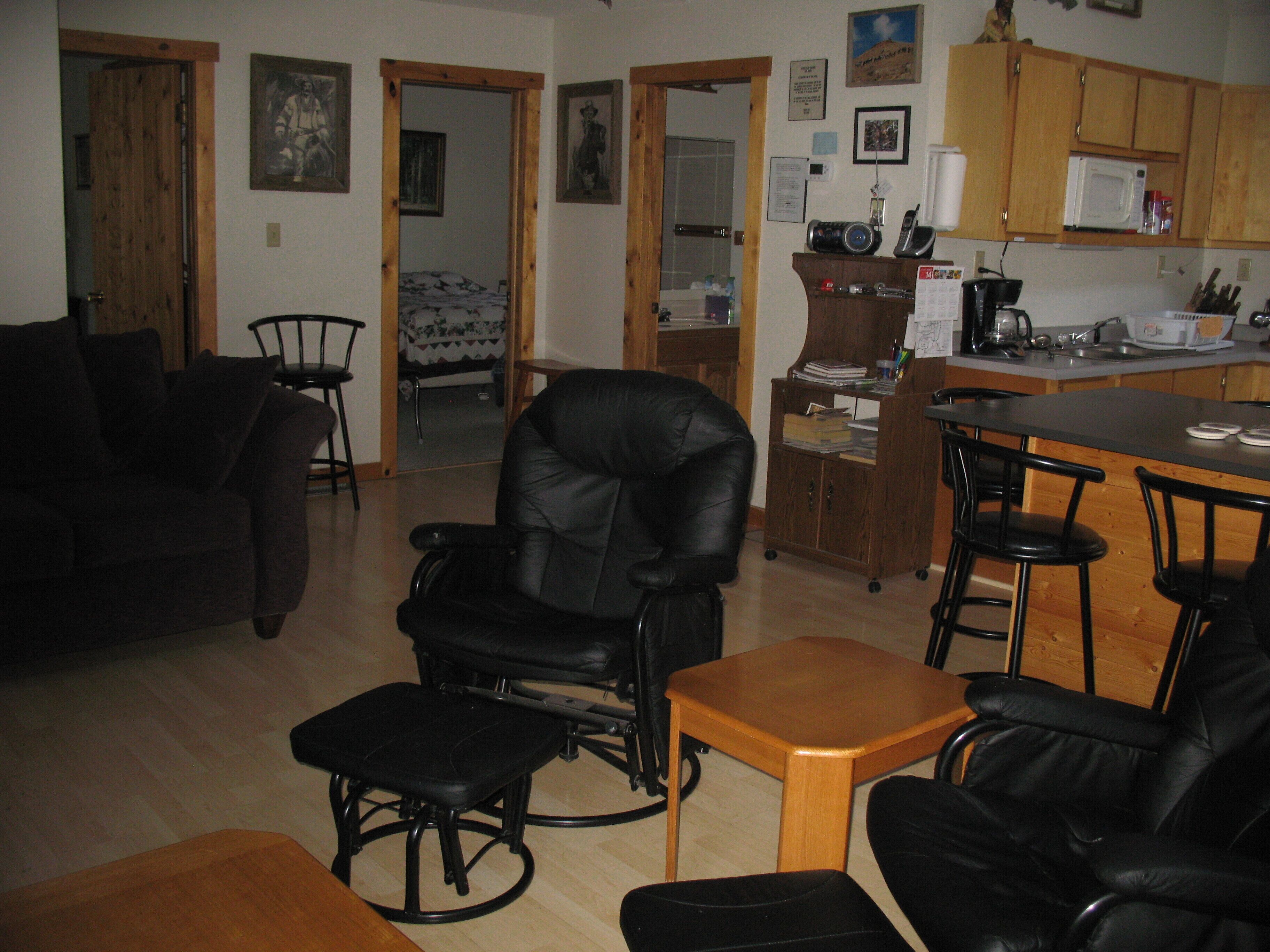 Central Location Close To Tourist Attractions ~ Nestled On 1 Acre In The Pines!