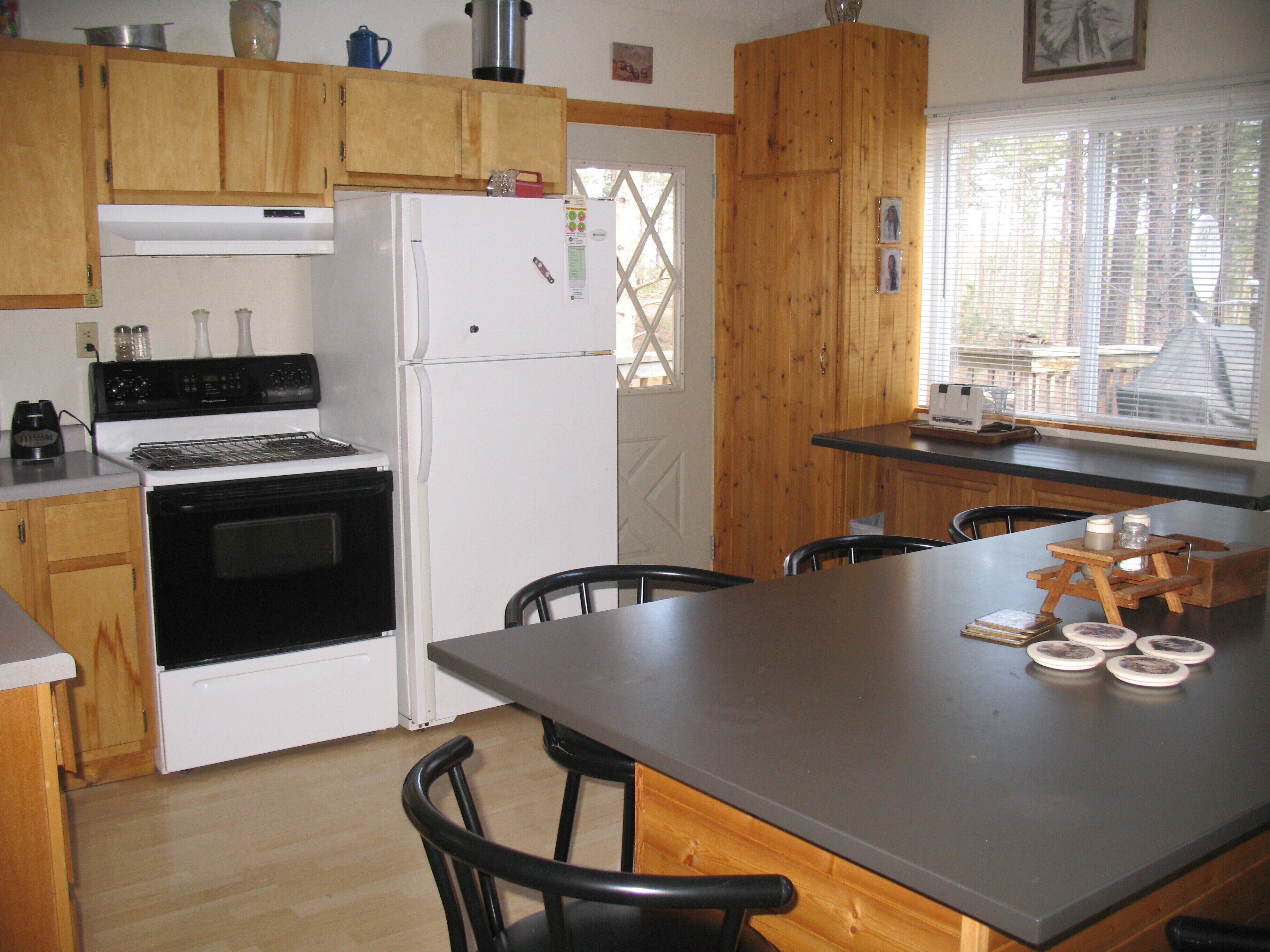 Central Location Close To Tourist Attractions ~ Nestled On 1 Acre In The Pines!