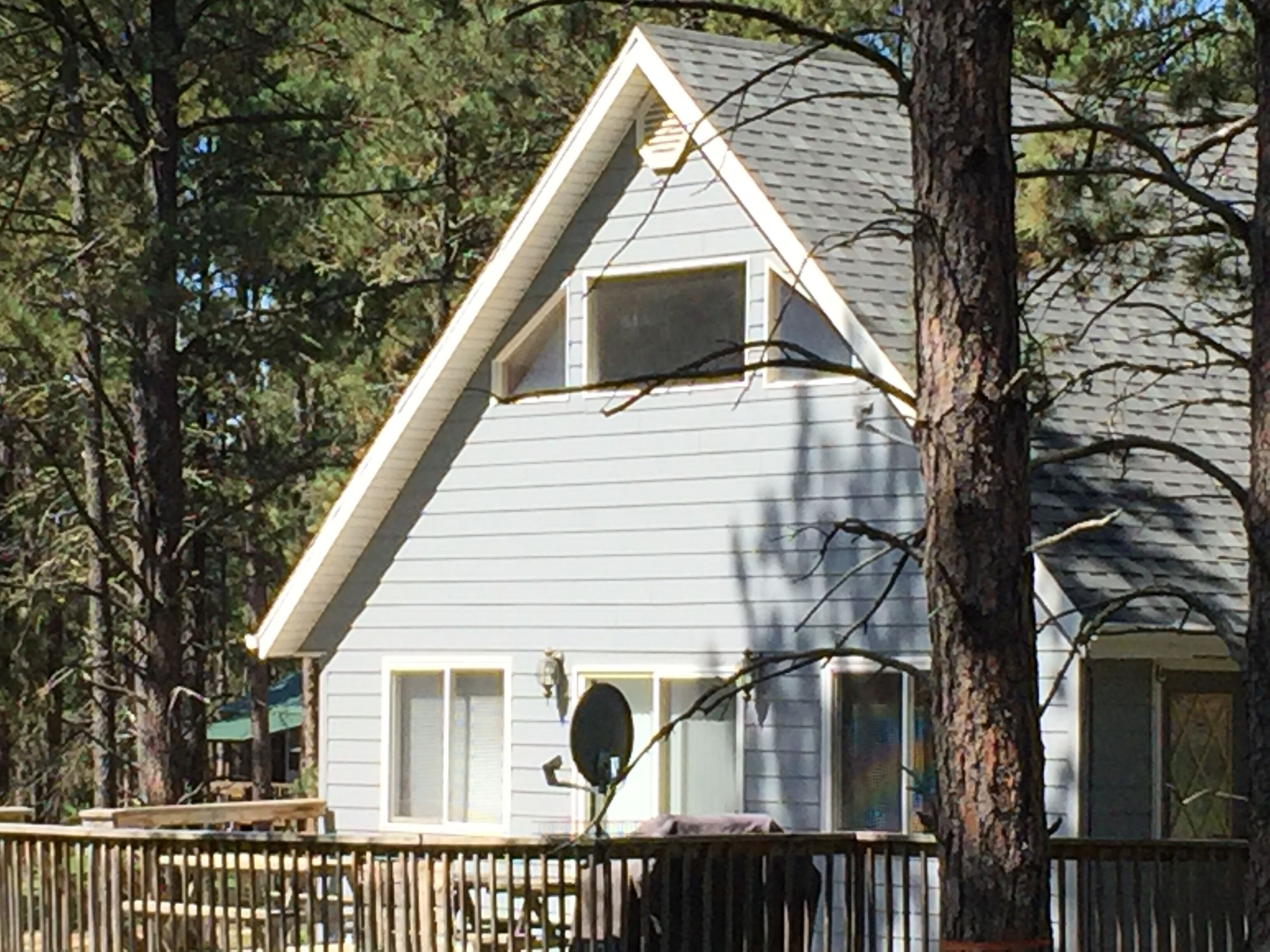 Central Location Close To Tourist Attractions ~ Nestled On 1 Acre In The Pines!
