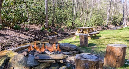 LOG HOME - NEXT TO CREEK / FIREPLACE / HOT TUB / HIKING TRAILS / PET FRIENDLY