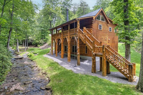 LOG HOME - NEXT TO CREEK / FIREPLACE / HOT TUB / HIKING TRAILS / PET FRIENDLY