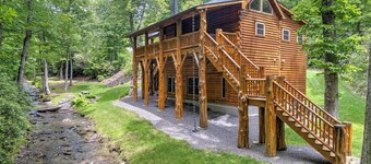 LOG HOME - NEXT TO CREEK / FIREPLACE / HOT TUB / HIKING TRAILS / PET FRIENDLY