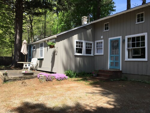 Pet Friendly! Maine cottage just 3 blocks to lovely Long Sands beach - sleeps 8.