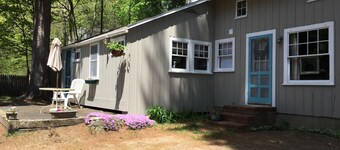 Pet Friendly! Maine cottage just 3 blocks to lovely Long Sands beach - sleeps 8.