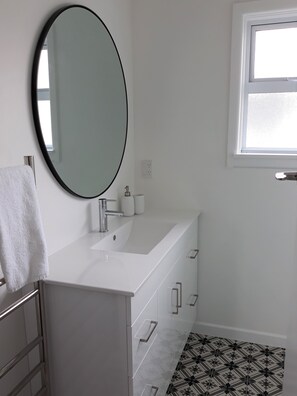 Douche, serviettes fournies, papier toilette