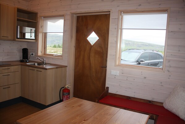 ثلاجة، ميكروويف، موقد طهي مسطح، ماكينة لصنع القهوة/الشاي