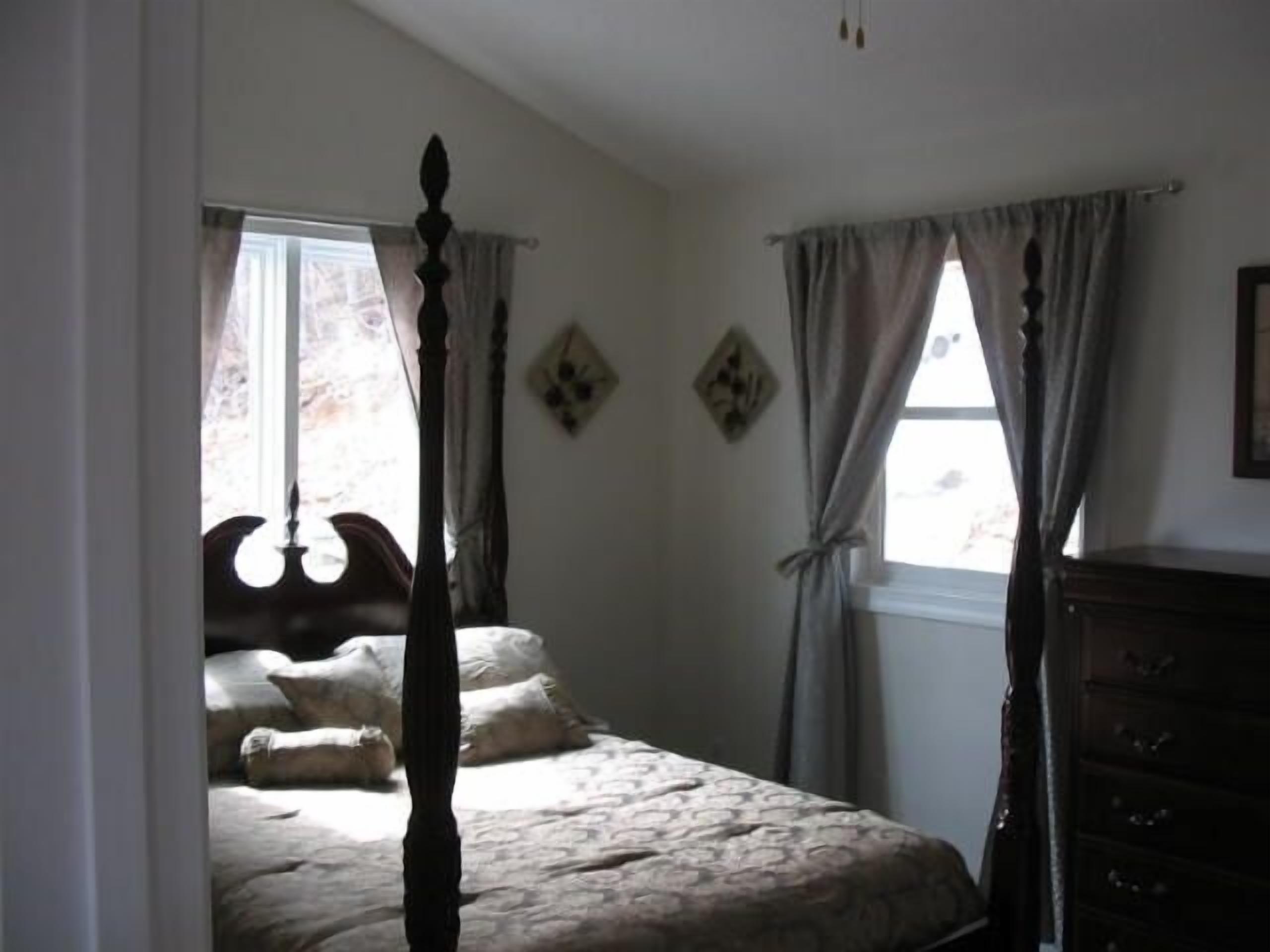 Asheville Mountain Chateau with million dollar views and a large Hot Tub