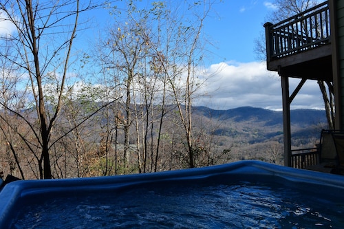 Experience mountain bliss at Great Aspen Chateau, 6 bdrm, 4 kings, Pet Friendly