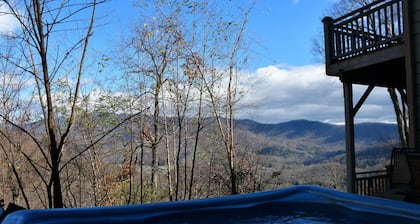 Asheville Mountain Chateau mit Millionen-Dollar-Ansichten und einem groĂen Whirlpool