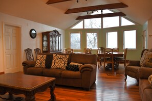 Smart-TV, Kamin, DVD-Player, Bücher