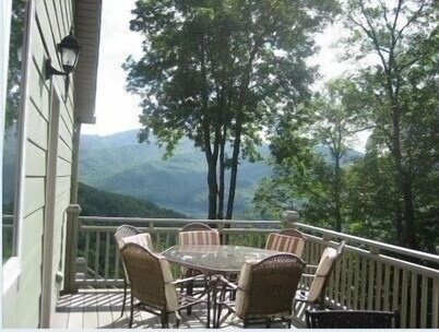 Experience mountain bliss at Great Aspen Chateau, 6 bdrm, 4 kings, Pet Friendly