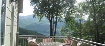 ChĂąteau de montagne d'Asheville avec des vues Ă  un million de dollars et un grand bain Ă  remous