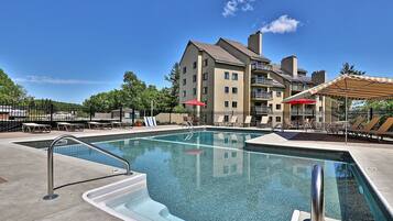 Een binnenzwembad, een buitenzwembad