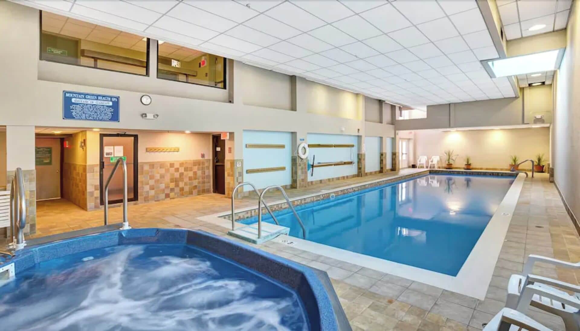 Een binnenzwembad, een buitenzwembad