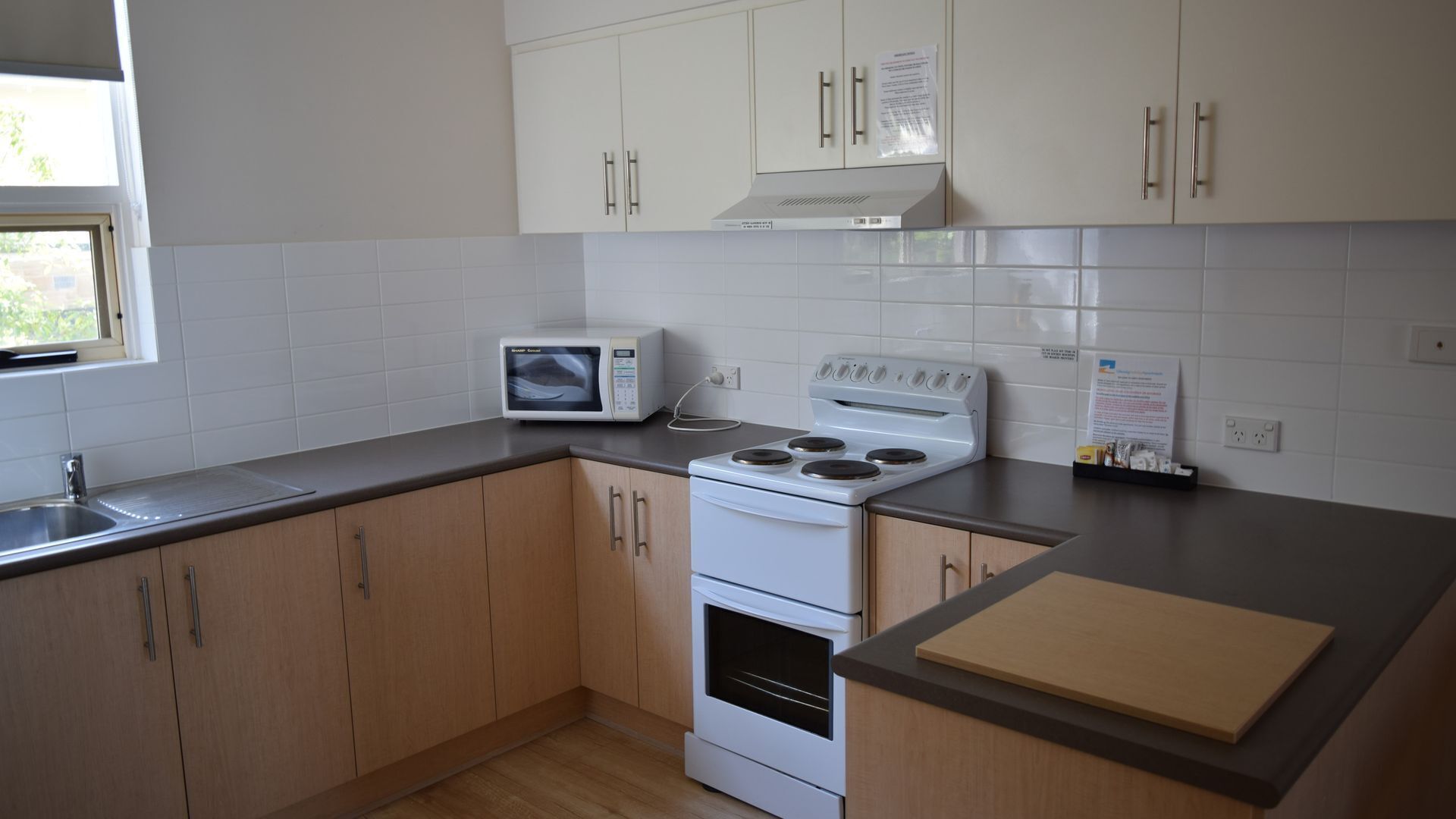 200 m away from the 'Golden Mile'- exclusive Esplanade Glenelg. Free parking. — image 6